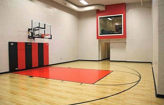 Basketball Court Inside Home / This basketball court puts on a designer